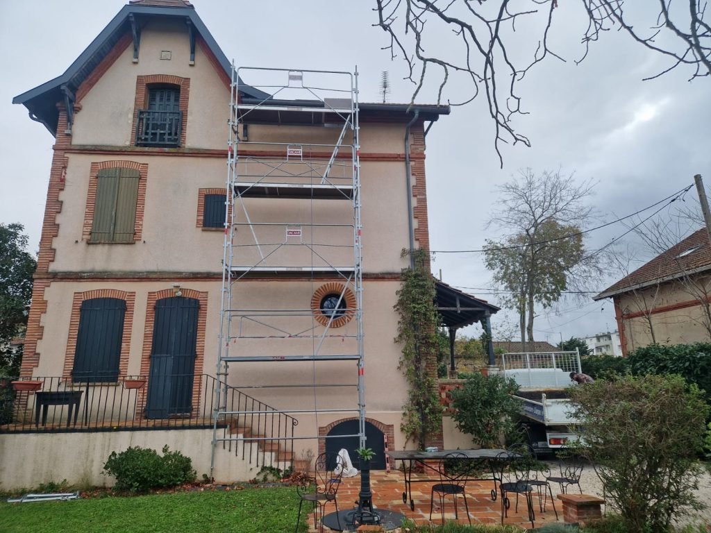 Chantier de couverture avec échafaudage dans le nord toulousain